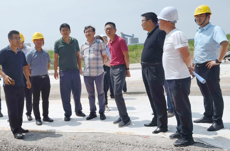 市政公用集團鄭學(xué)平到洛陽東路綜合改造廣州路東延工程檢查指導(dǎo)8001.jpg