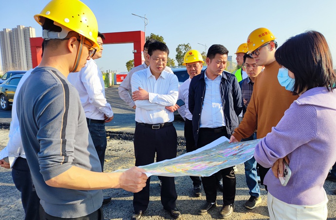市政公用集團(tuán)劉順保到朱橋東路項(xiàng)目、昌東三路項(xiàng)目、秦坊安置房項(xiàng)目調(diào)研